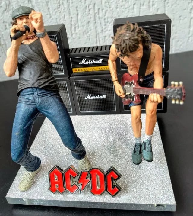 Bonecos AC/DC Brian Johnson e Angus Young Neca - Hobbies e