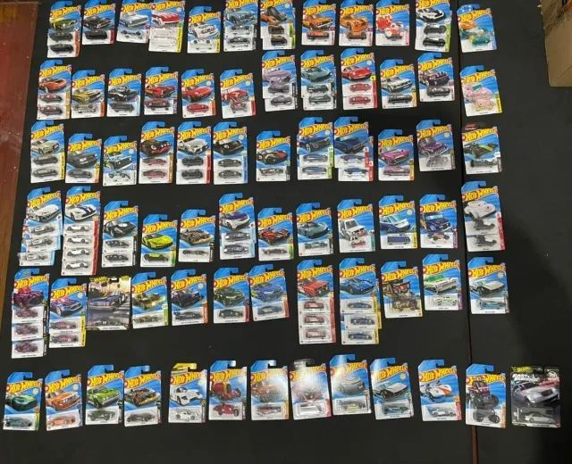 118  Hot Wheels sortidos. Linha básica. 