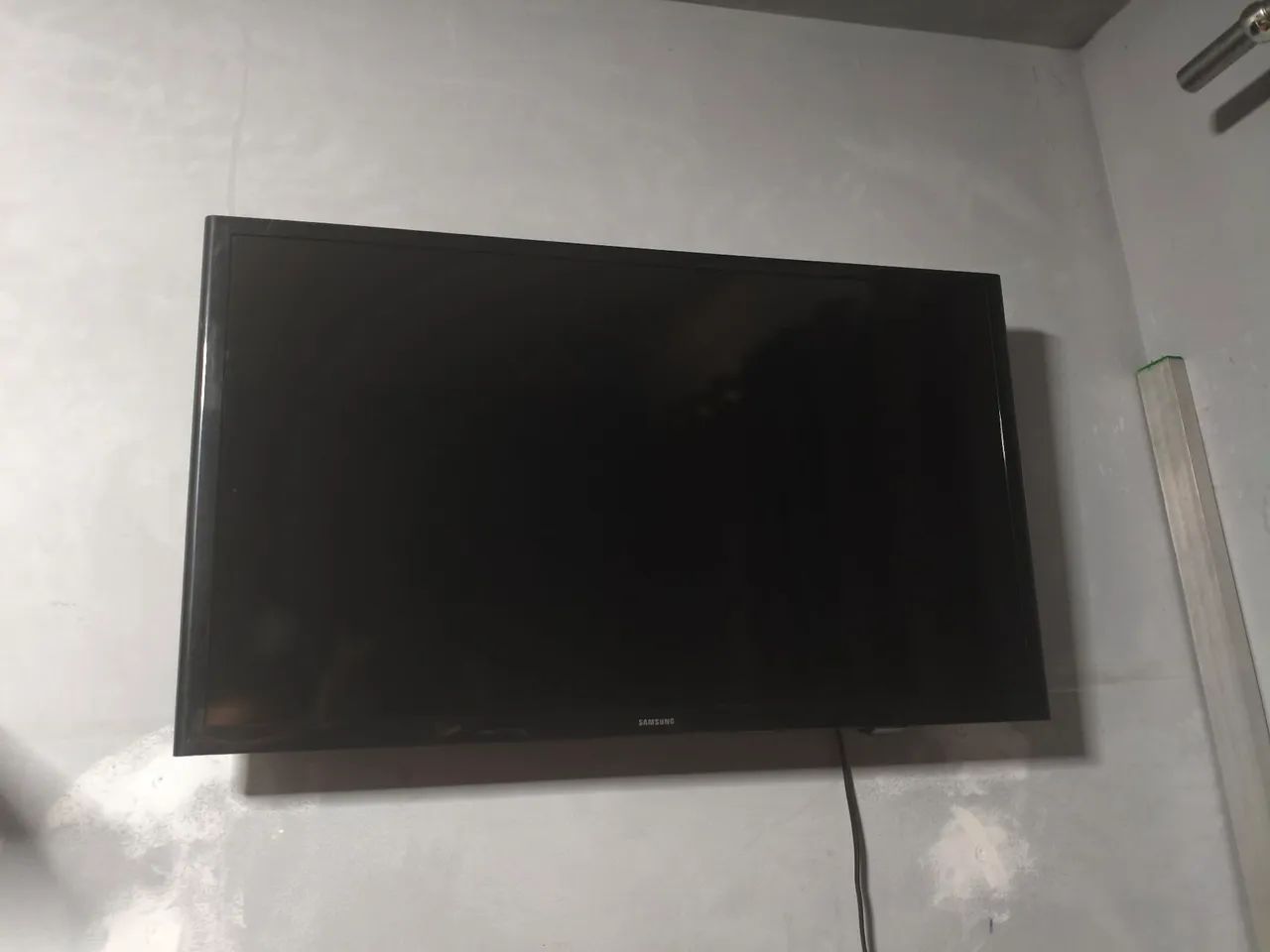 Tv Samsung smart 32 polegadas (o controle está danificado mais funcionando)