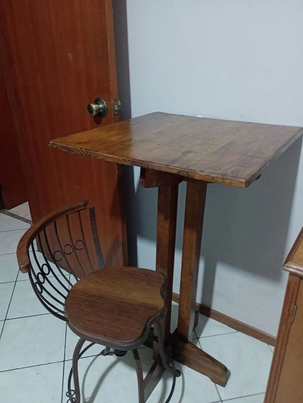Mesa de madeira com cadeira de ferro. - Foto 2
