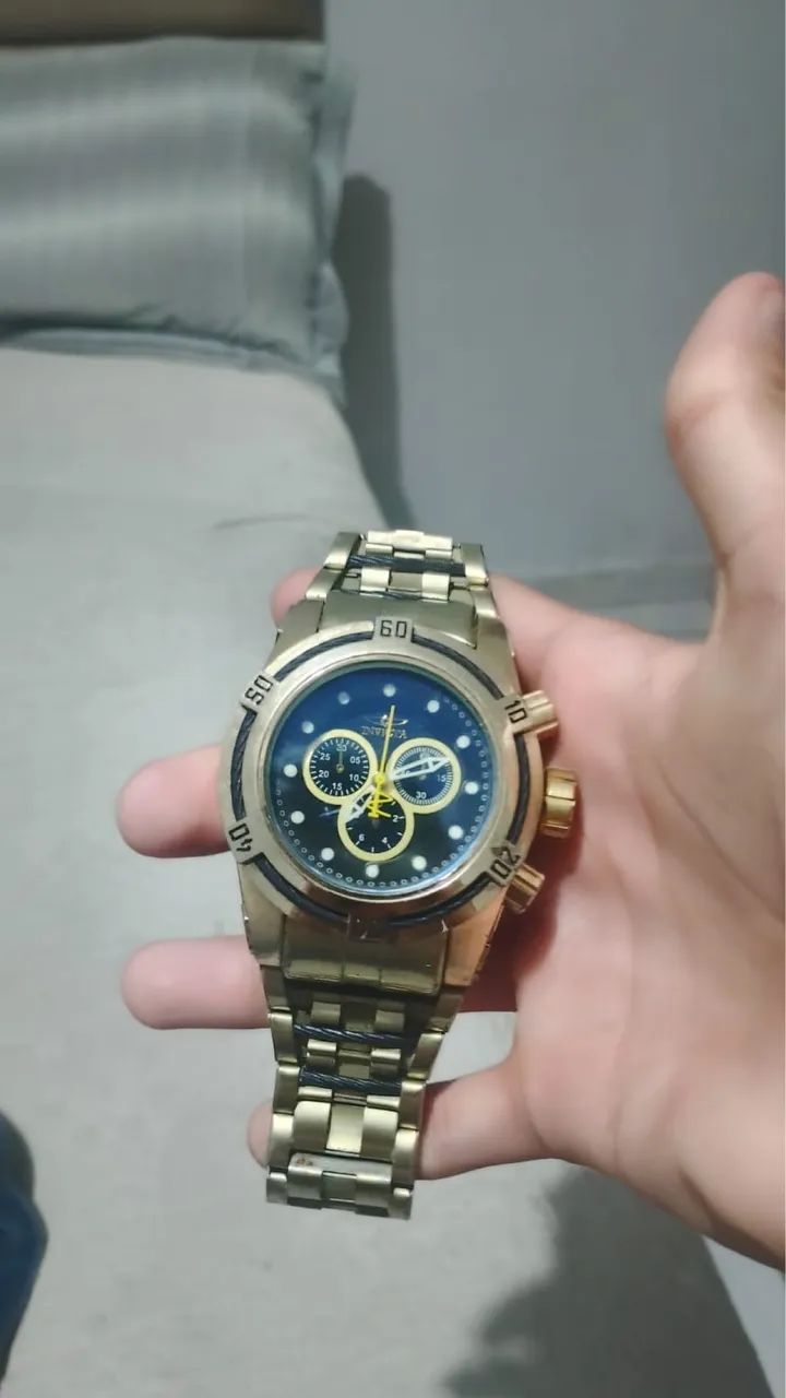 Relógio invicta dourado