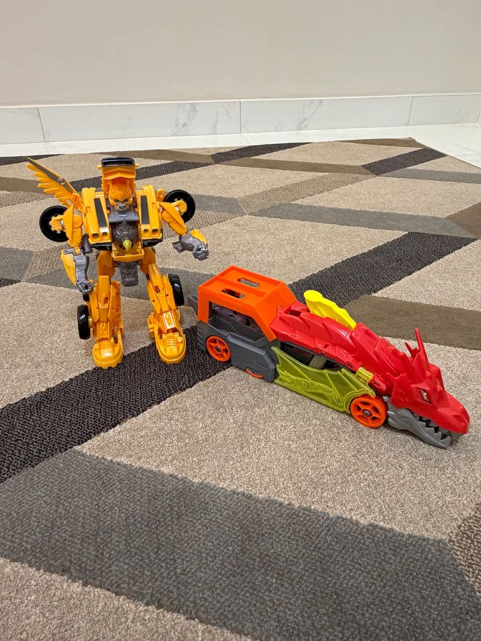 ROBÔ TRANSFORMERS E CEGONHA HOTWHEELS DRAGÃO 