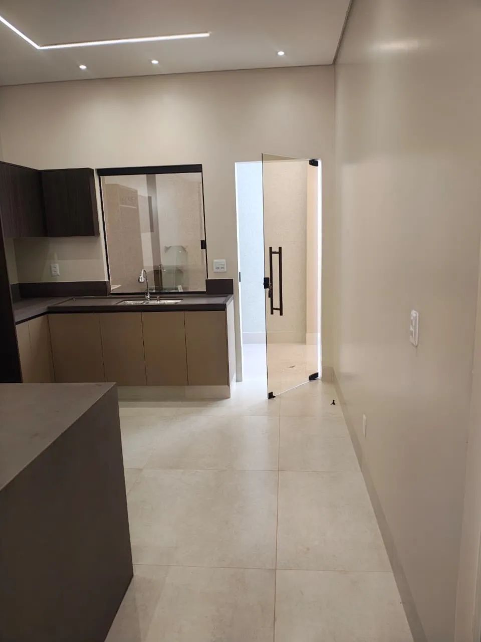 Casa nova, moderna e pronta para morar, com 3 quartos, sendo 1 suíte com closet - Foto 2