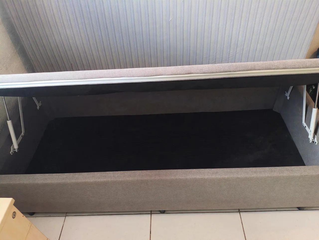 Cama de solteiro com bau