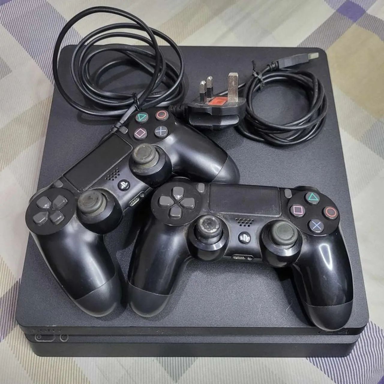 Ps4 slin 500g com dois controles