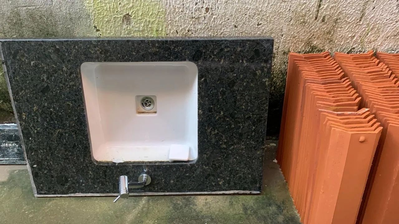 VENDO PIA/BANCADA DE GRANITO PRETO COM CUBA E TORNEIRA. - Foto 3