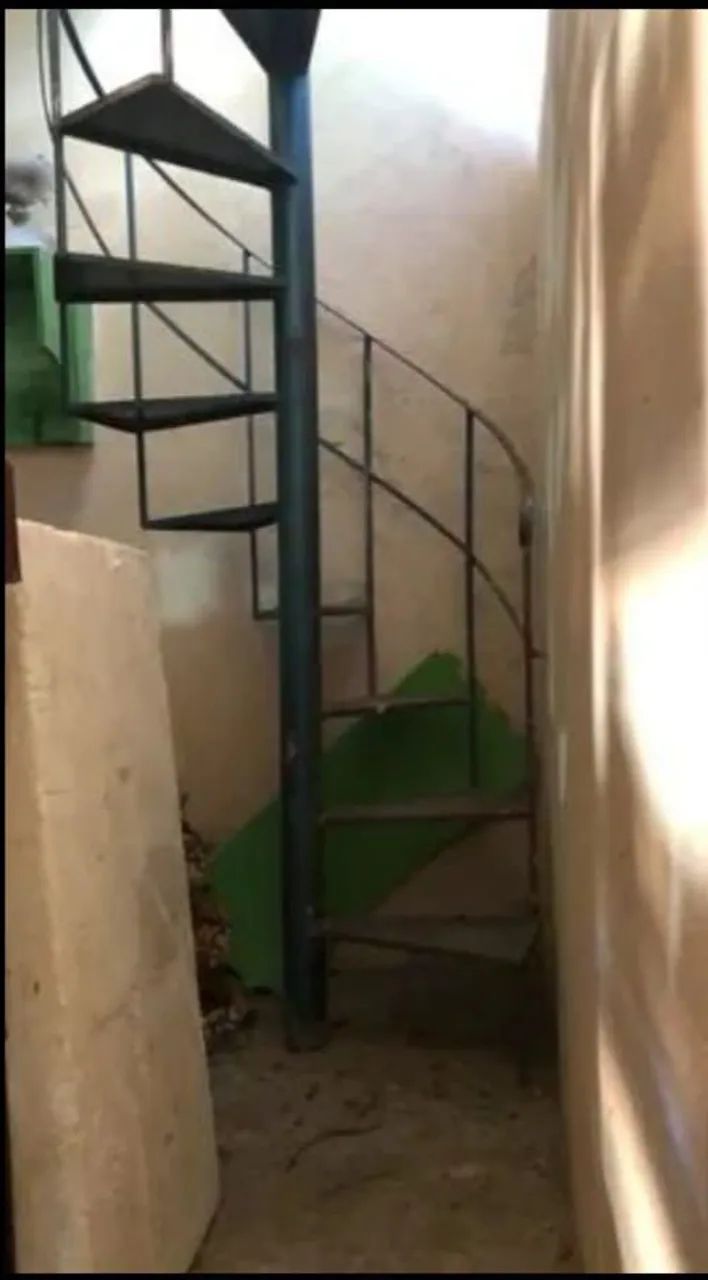 Escada espiral de ferro.