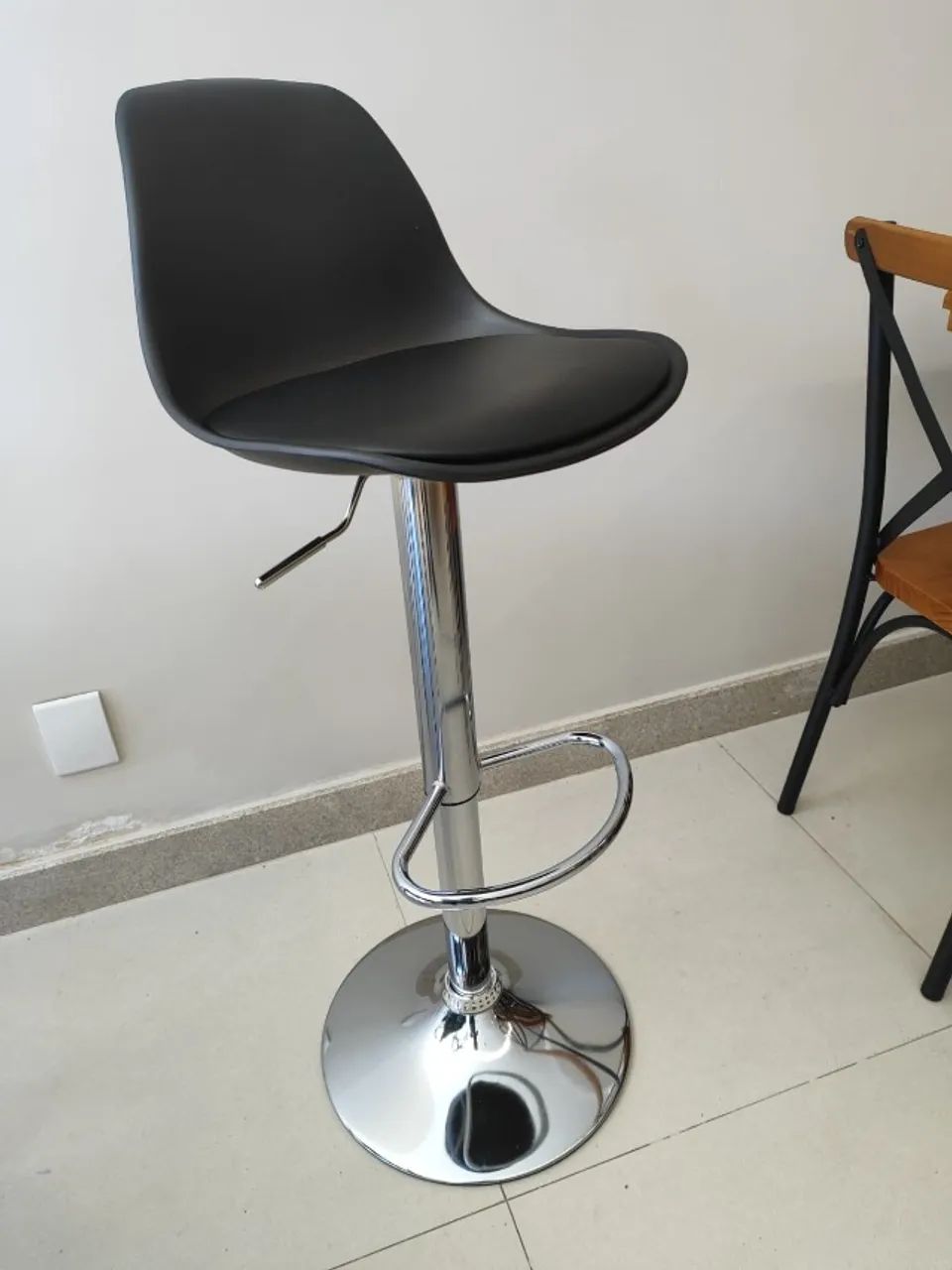 Banqueta elegante e confortável, altura regulável