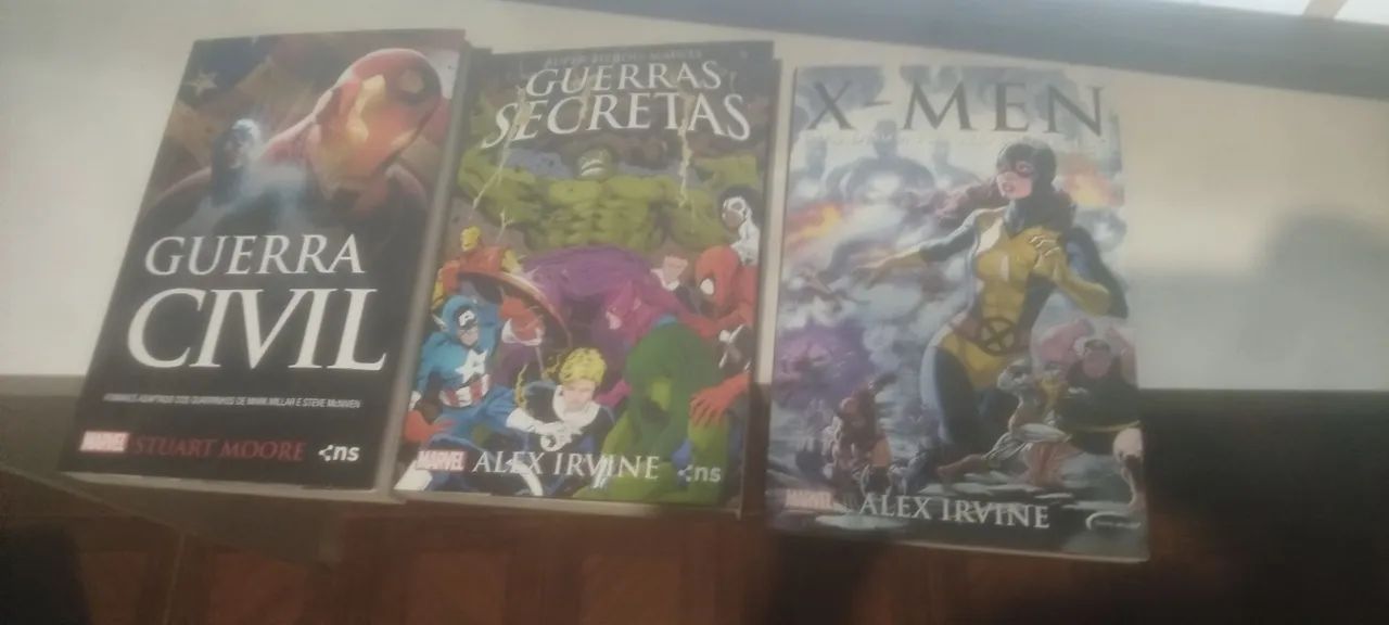 Vendo 3 livros da Marvel 