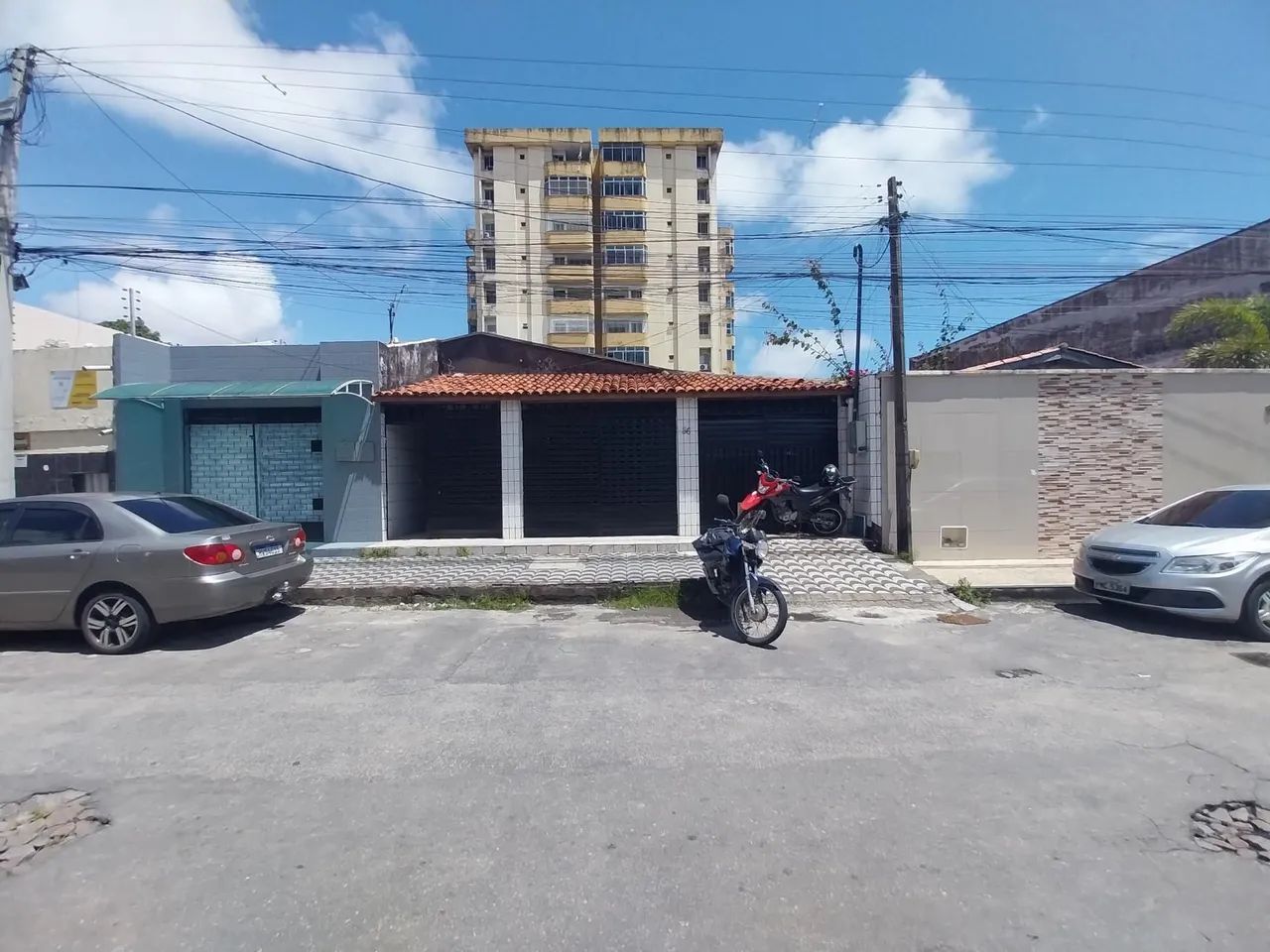 (LJ2290) Loja localizada próximo a Av. Francisco Sá, medindo 200m²