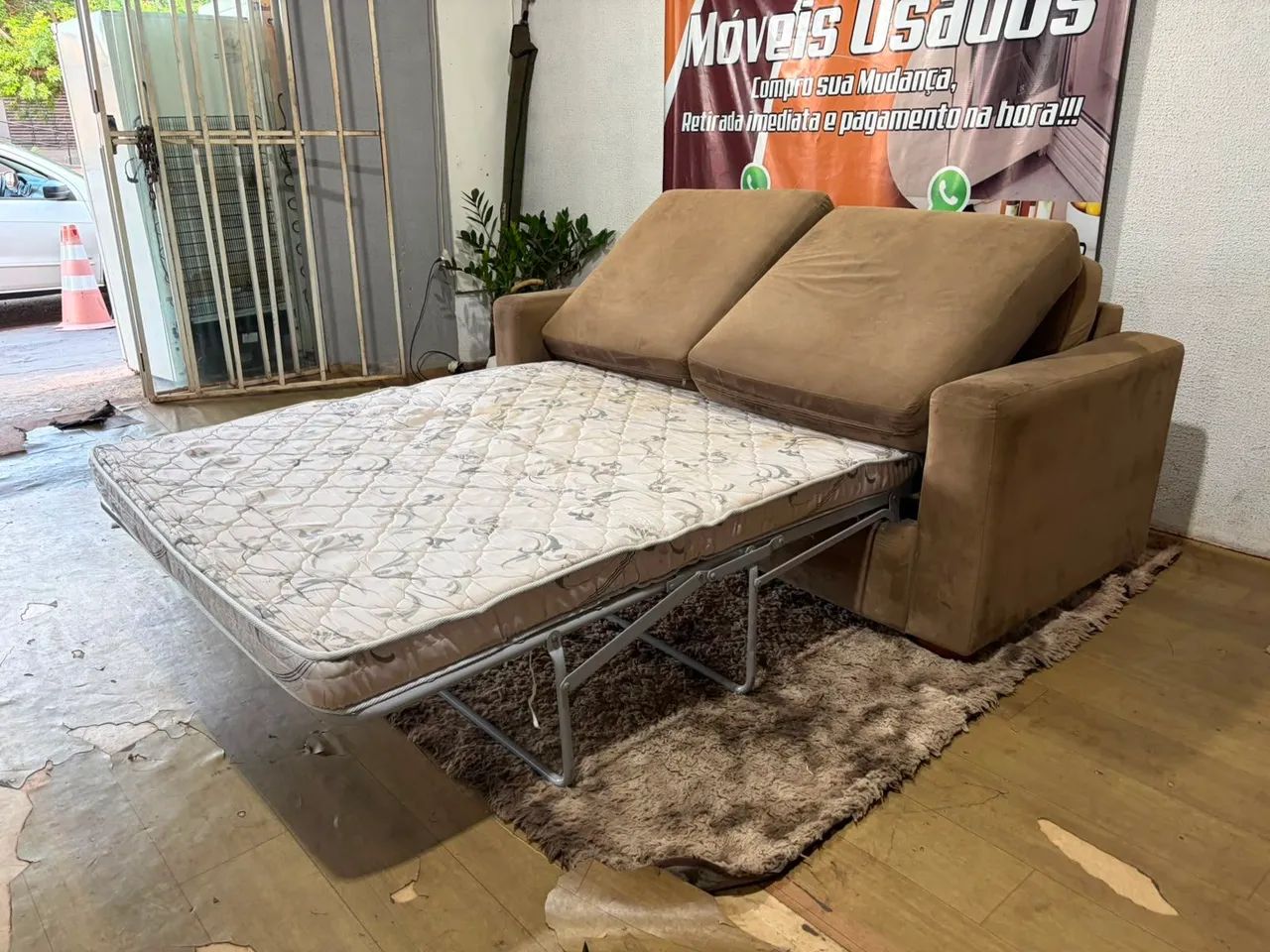 Sofá cama bem conservado quando abre ele tem o colchão ((ENTREGO GRATIS)) - Foto 4