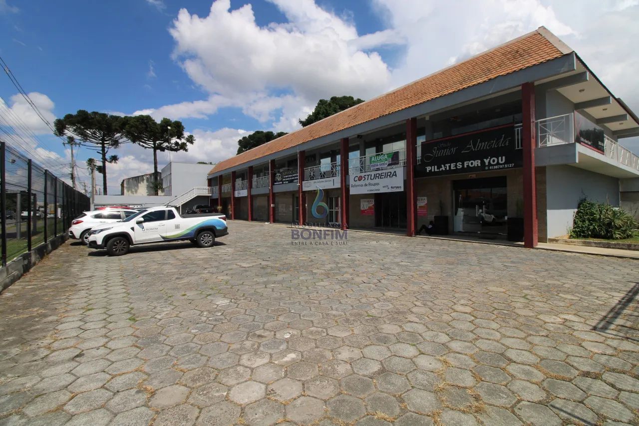 LOJA COMERCIAL NO BOQUEIRÃO, COM UM AMPLO ESTACIONAMENTO.