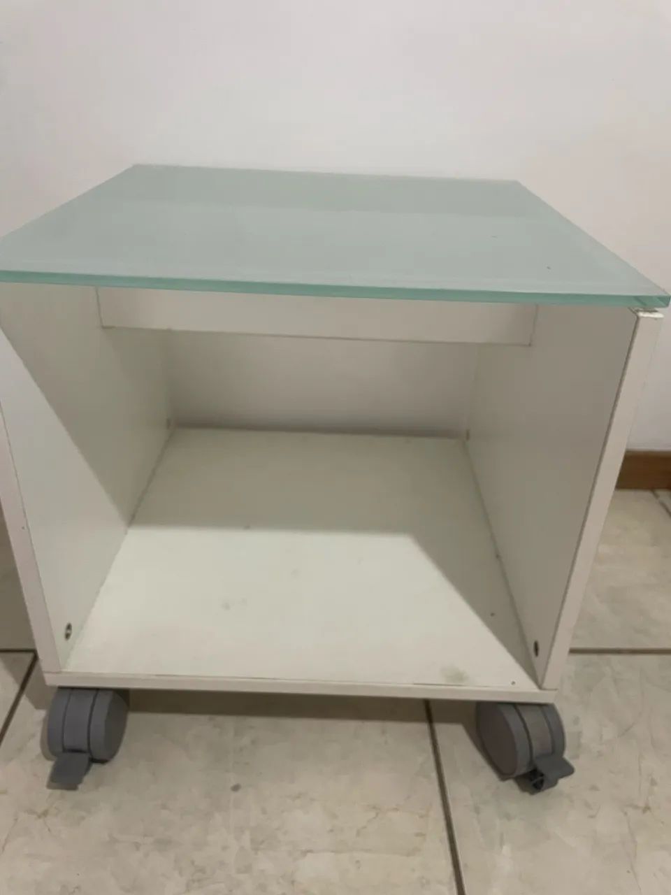 Mesa de Apoio com Tampo de Vidro e Rodízios - Foto 2