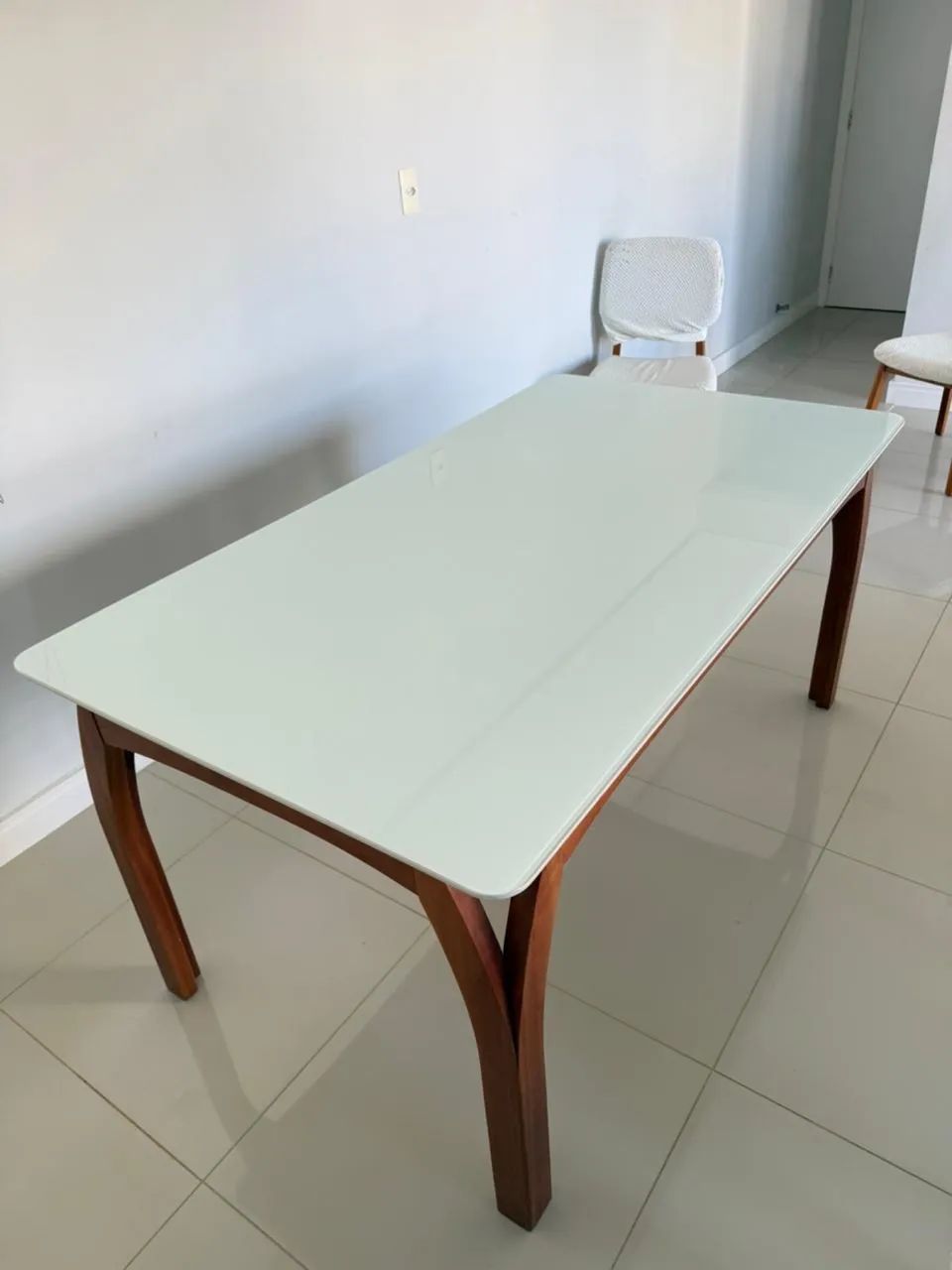 Mesa com tampo de vidro da Jacaúna 