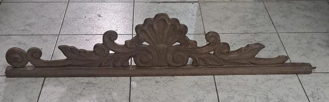 Ornamento de madeira estilo antigo