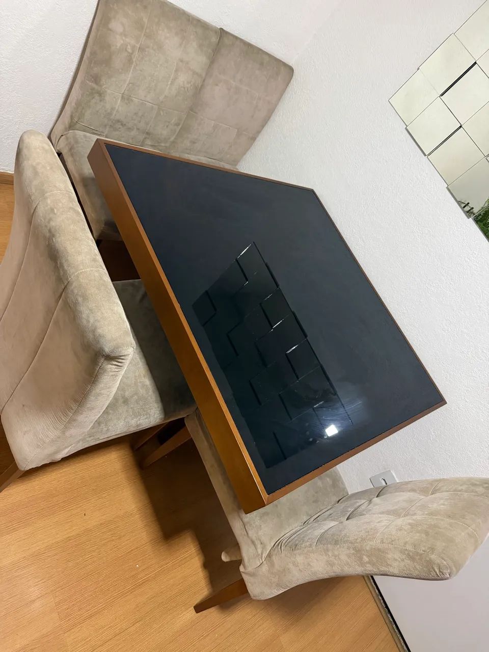 Vendo mesa com 4 cadeiras  - Foto 2