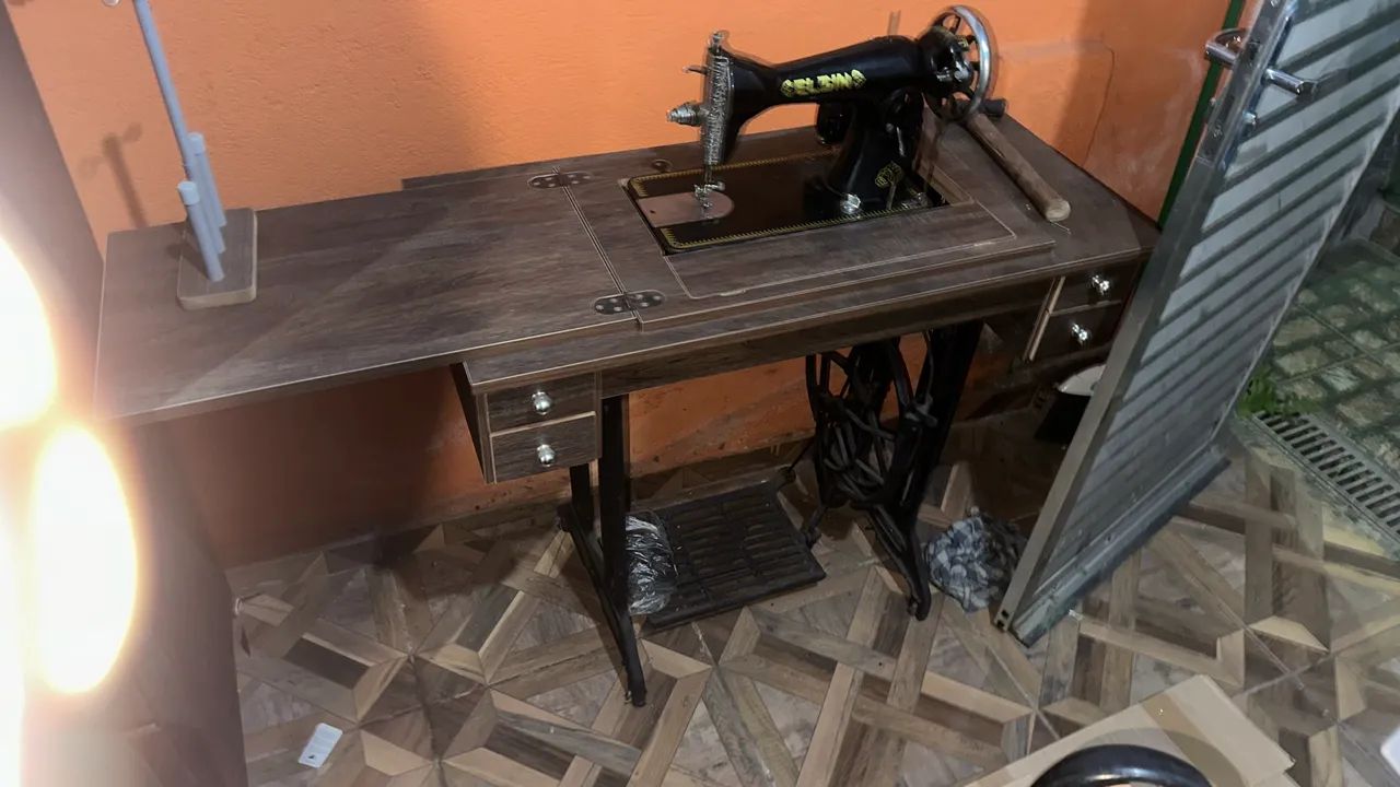 Máquina de costura Elgin antiga  - Foto 2