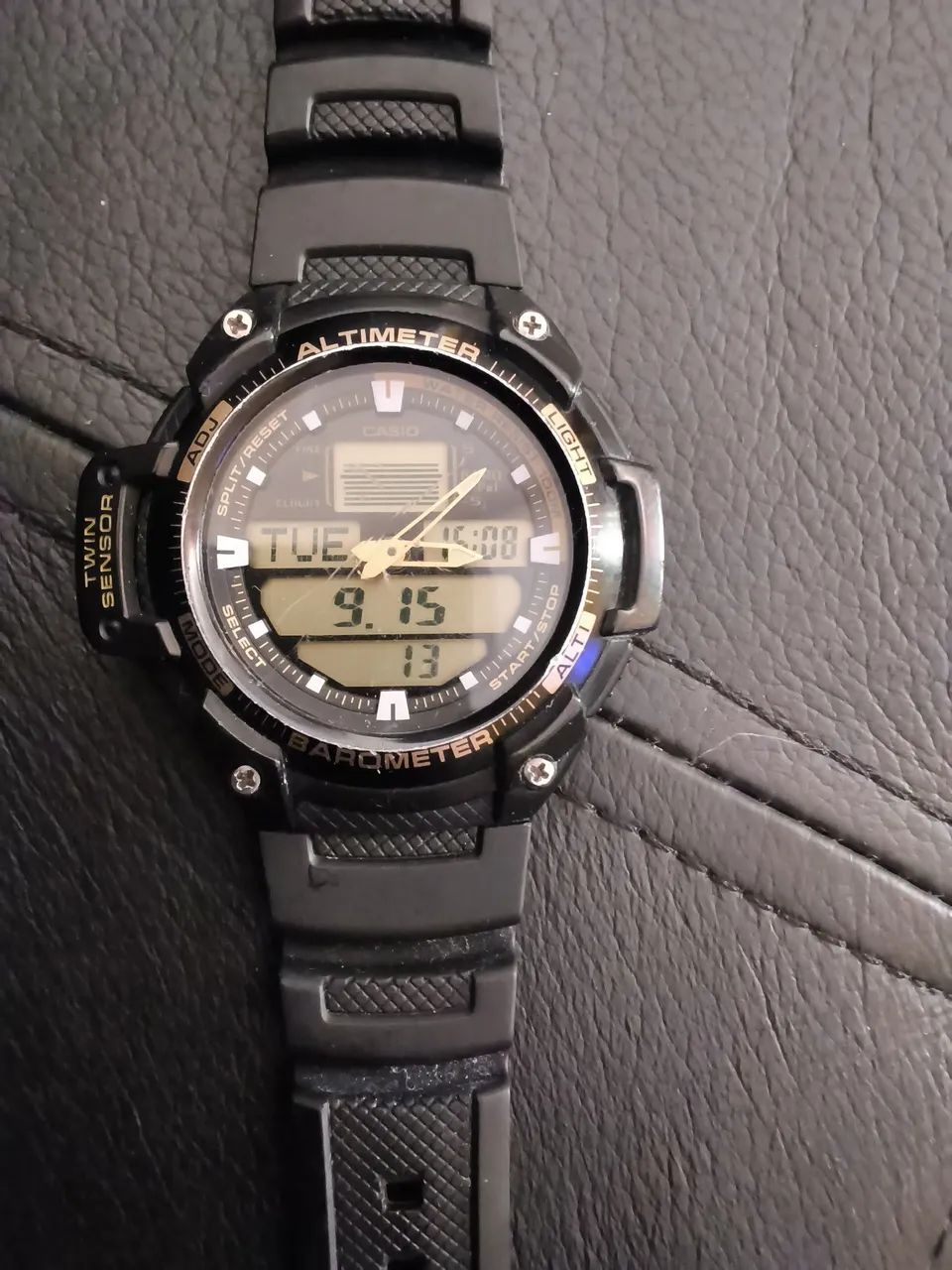 Vendo relógio casio com triplo sensor: altímetro, barômetro e termômetro.  Zerado. 