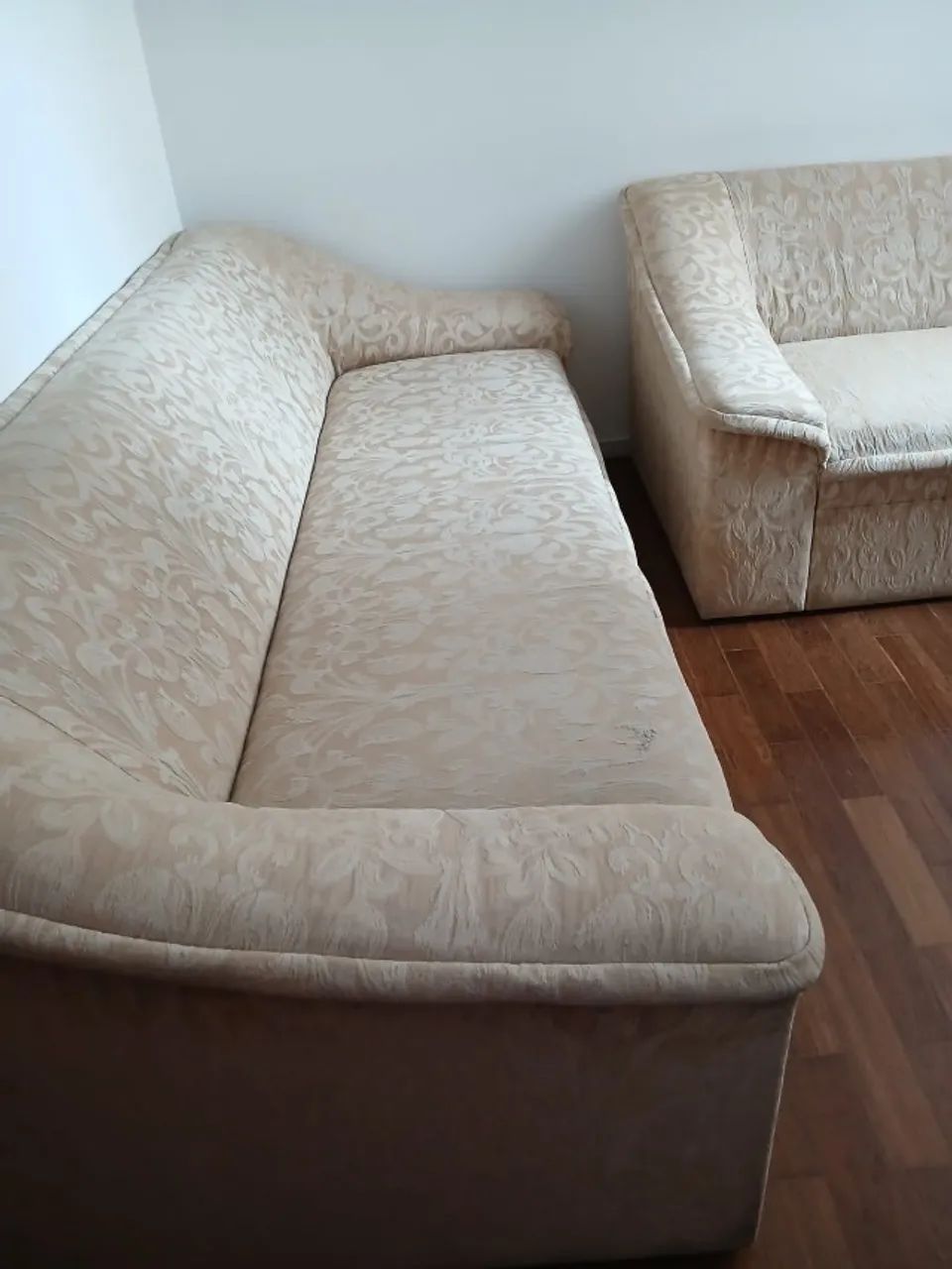 Mesa madeira, tampo de vidro com 6 cadeiras e jogo de sofá  3 e 2 lugares. R$ 900,00 cada. - Foto 2