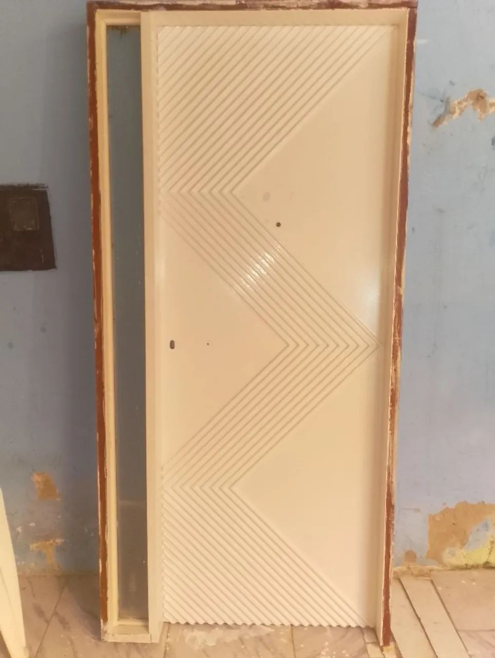 Porta com lateral de vidro já completa e alisar