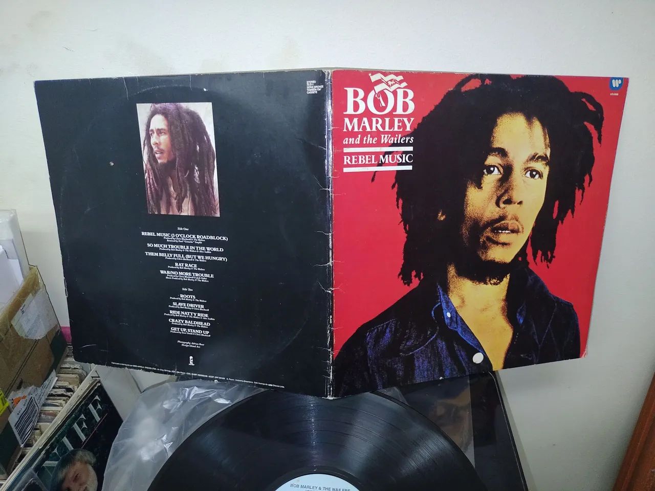 Bob Marley LP Vinil, capa ótimo estado, 1 faixa com buraco. - Foto 5