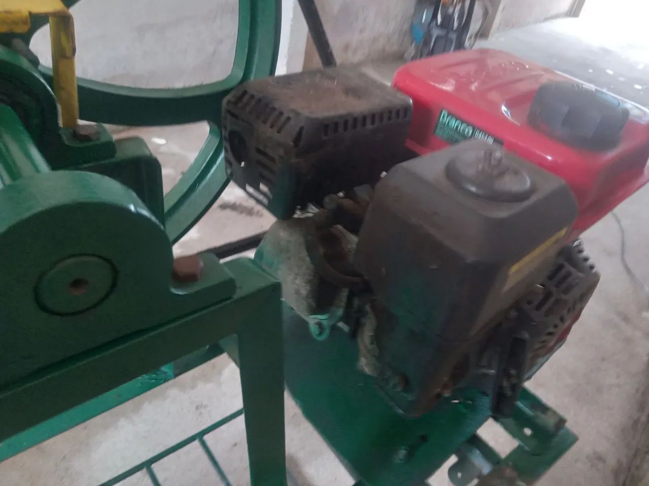 Vendo um engenho de cana  com motor gasolina 7.5 hp - Foto 3
