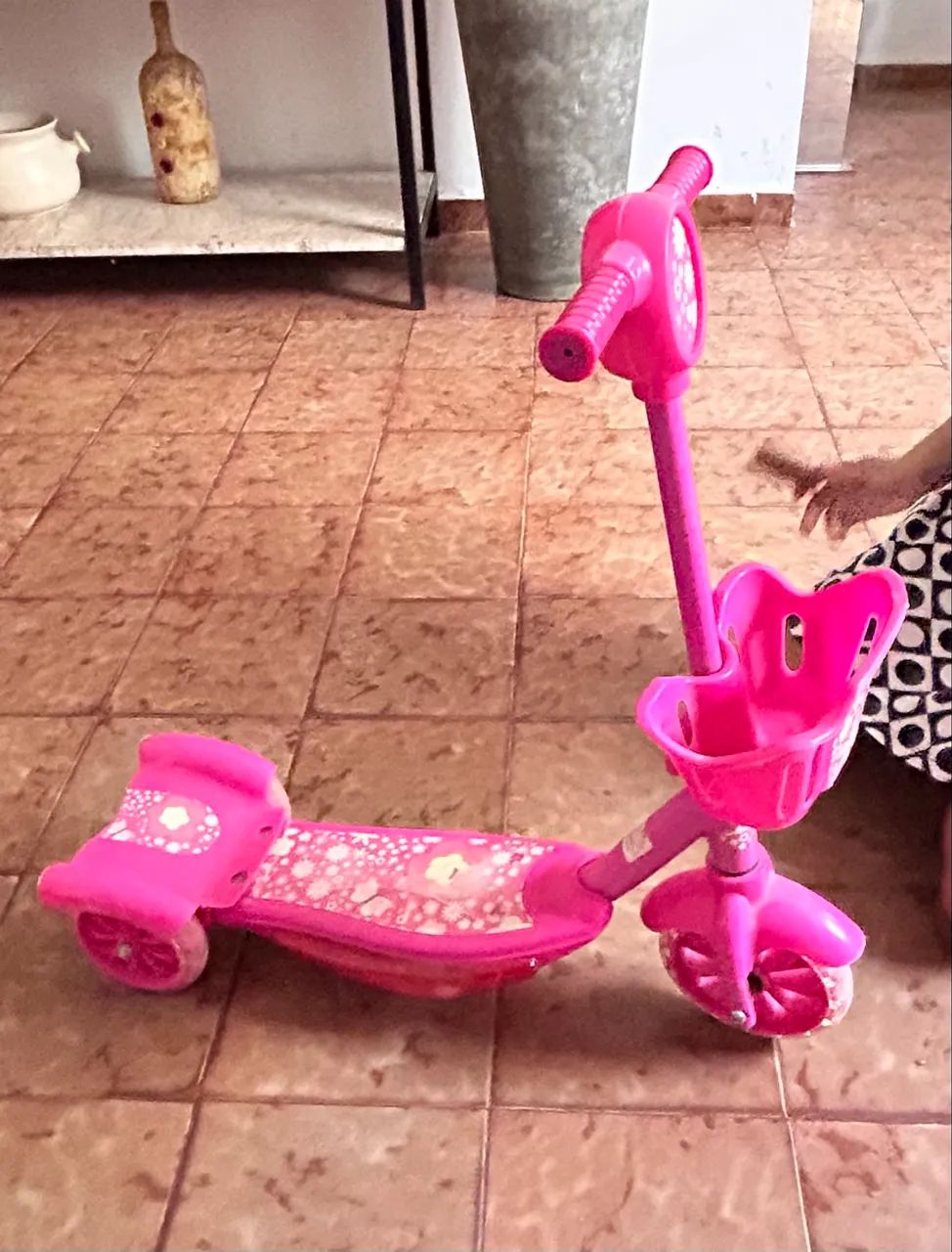 PATINETE INFANTIL ROSA SEMI NOVO - Foto 2