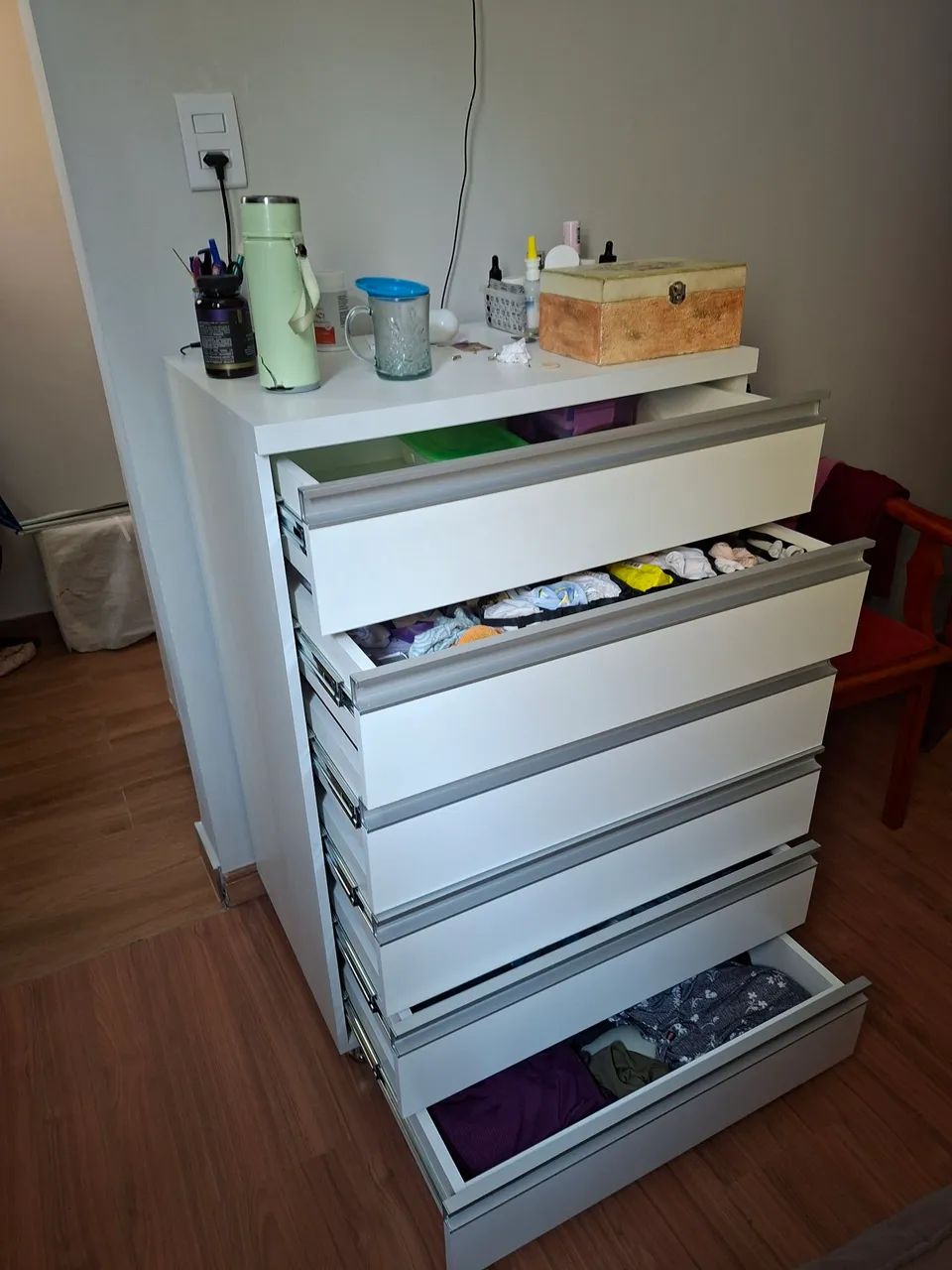 Vendo linda comoda em MDF  com chave e rodinhas  - Foto 3