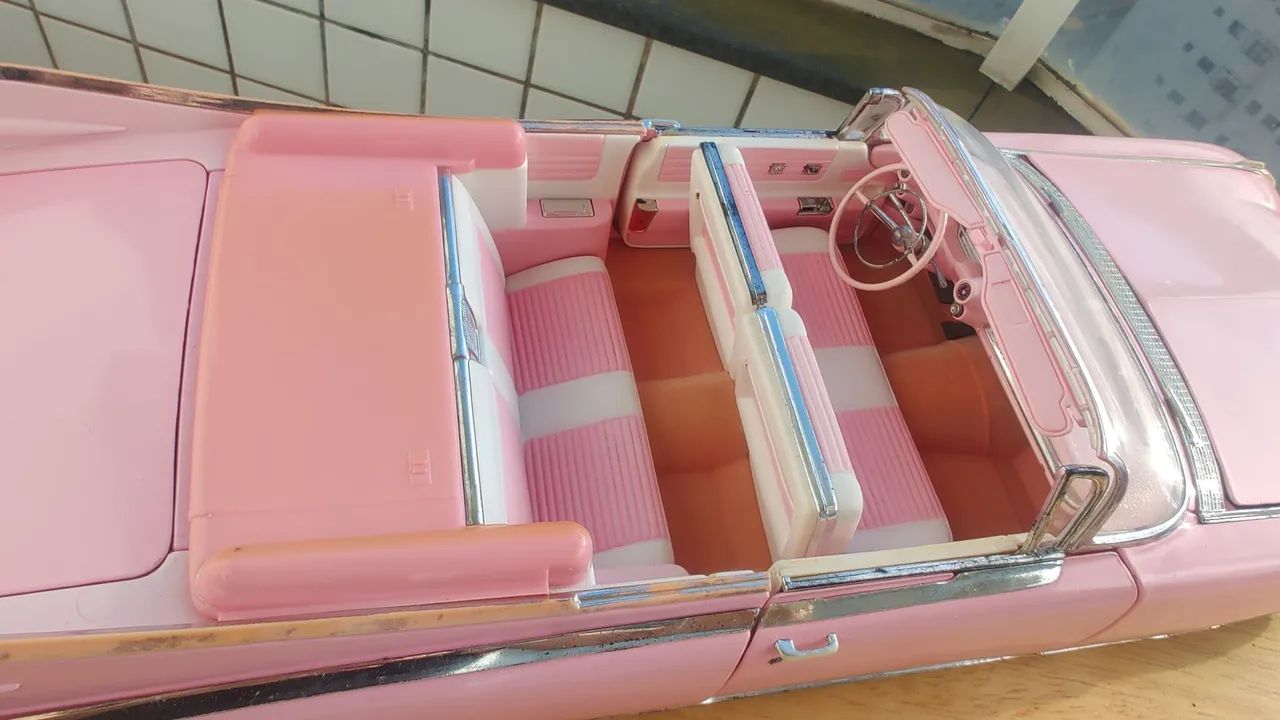 Miniatura carrinho antigo anos 90 Cadillac Maisto 1/12 não 1/18 rosa raridade  - Foto 3