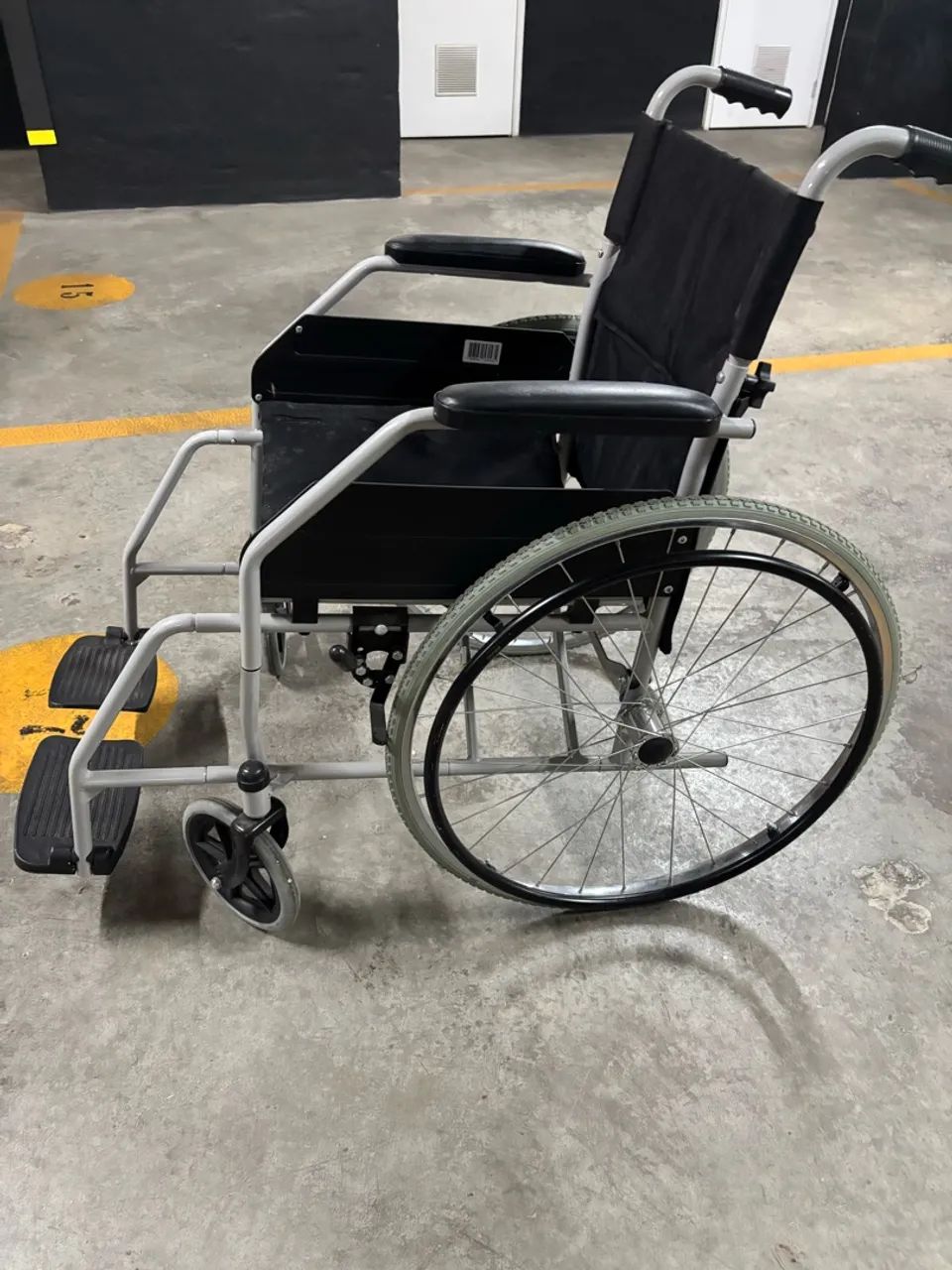 Vendo cadeira de rodas seminova - Foto 3