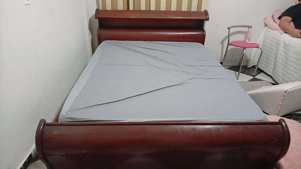 Vendo Jogo de Cama e Cômoda de Madeira e colchão Planejado