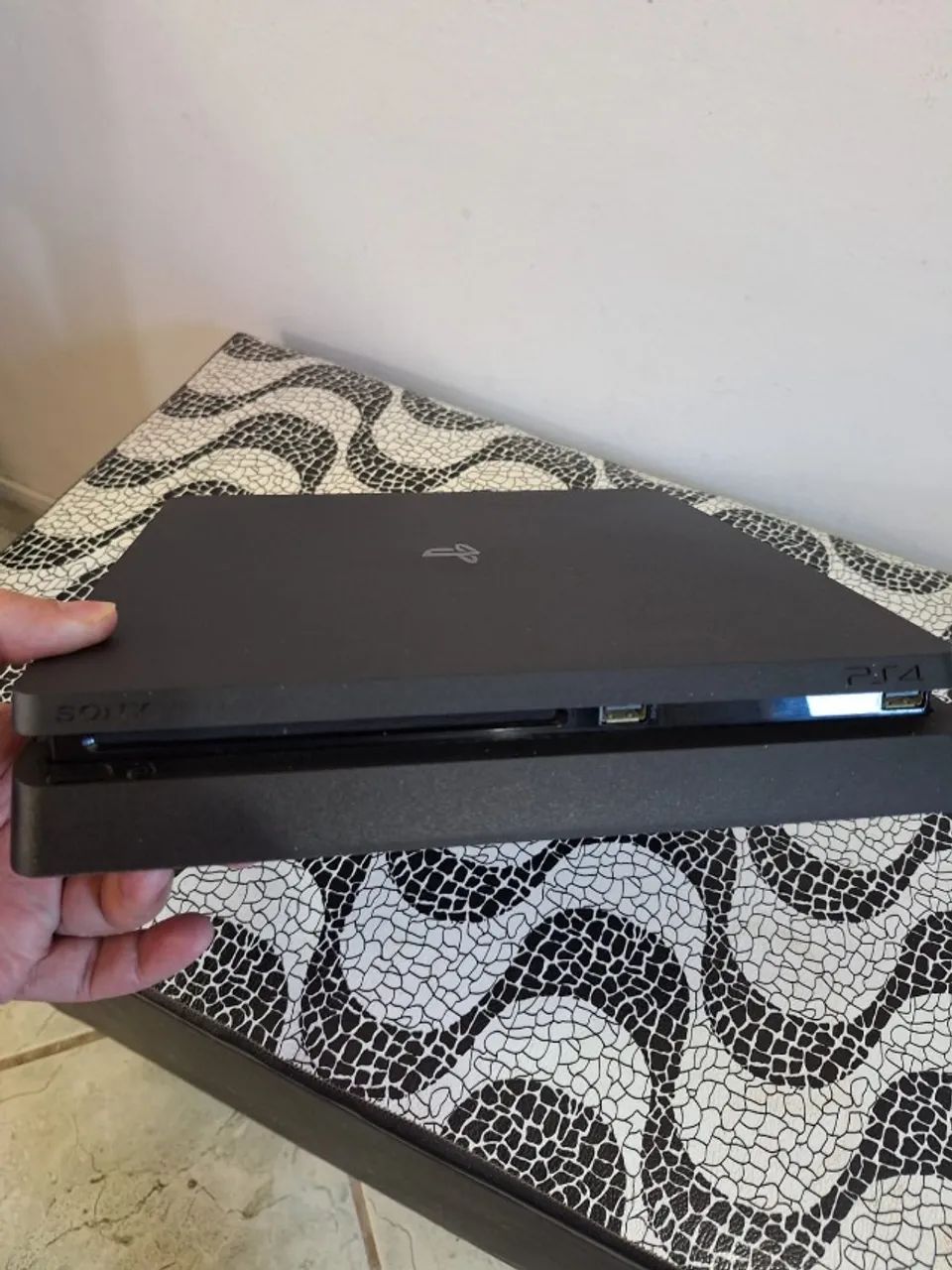 Playstation 4 Slim 1TB - 02 Controles - 06 Jogos TOP - Excelente - Foto 5