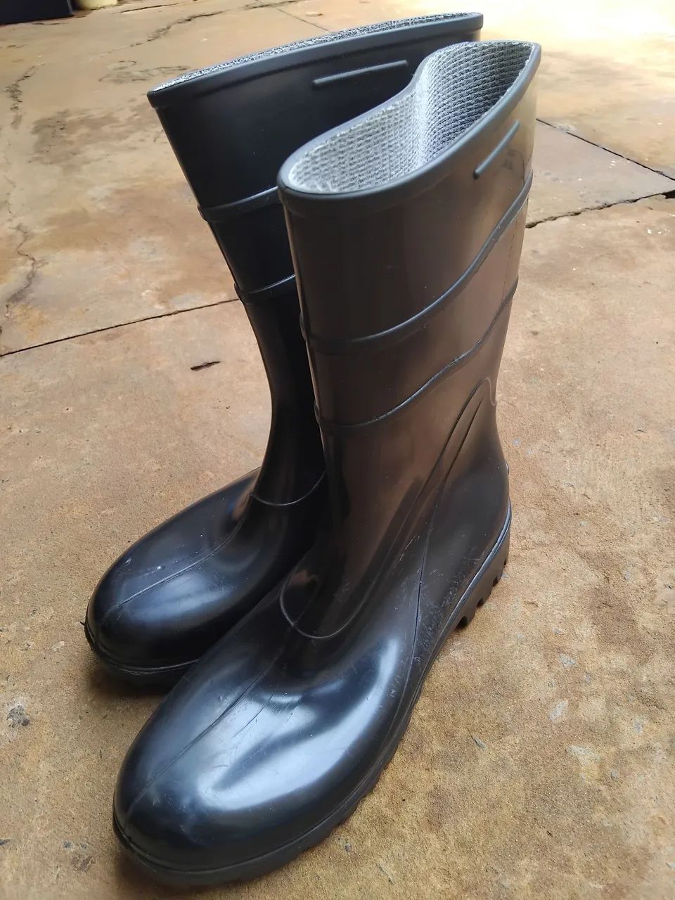 Bota de pvc preta n? 41 - Foto 2