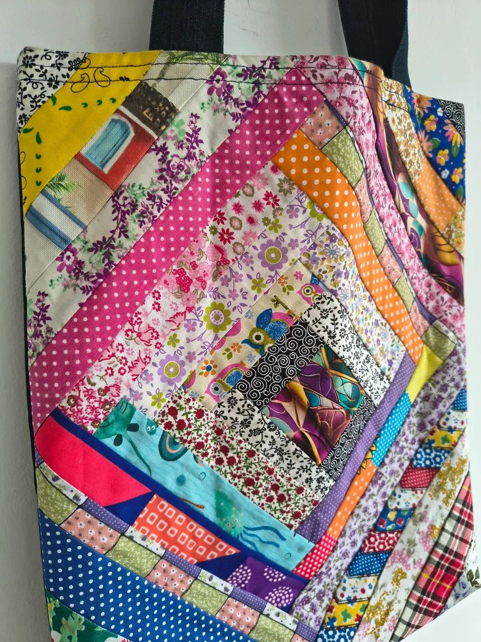 Bolsa de Ombro Média em Jeans e Retalhos - Foto 3