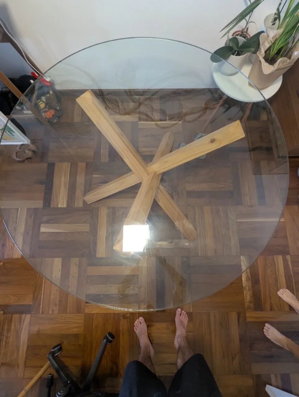 Mesa de jantar redonda com tampo de vidro e base de madeira maciça  - Foto 5