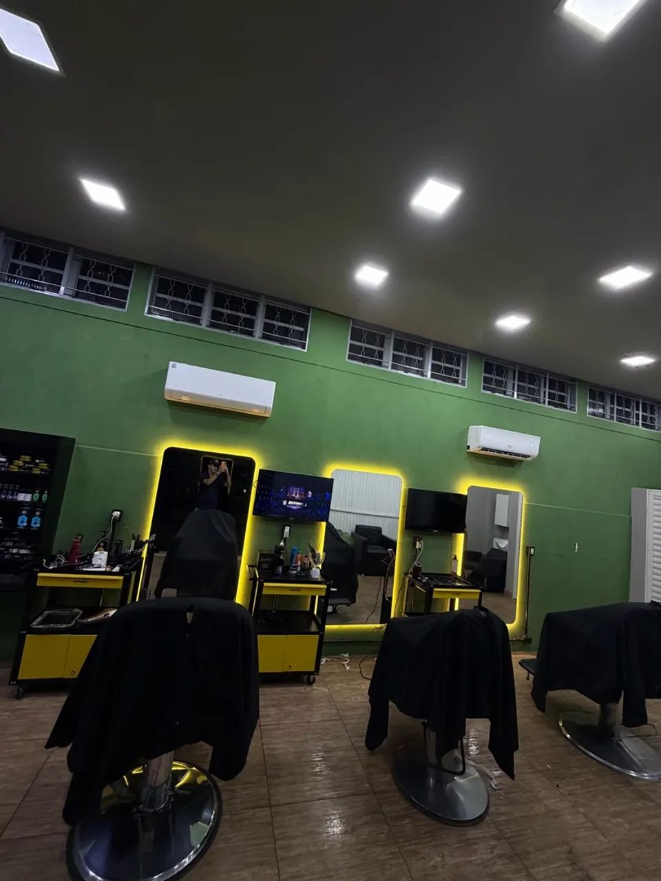 ? BARBEARIA COMPLETA À VENDA - PRONTA PARA TRABALHAR - Foto 2
