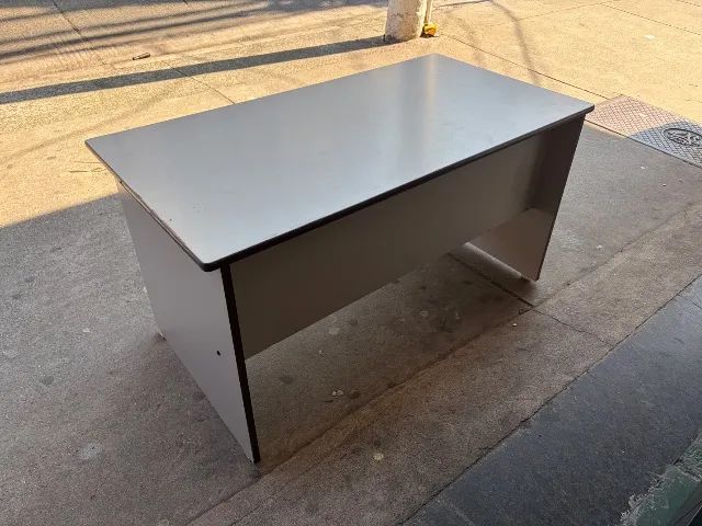 Mesa de escritório com gavetas - Foto 3