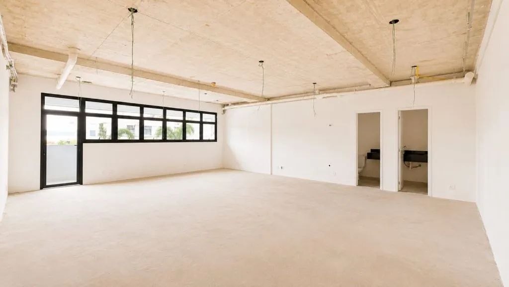Sala comercial de 84,91 m² com 2 banheiros, varanda e vagas rotativas no Edifício Quadria 