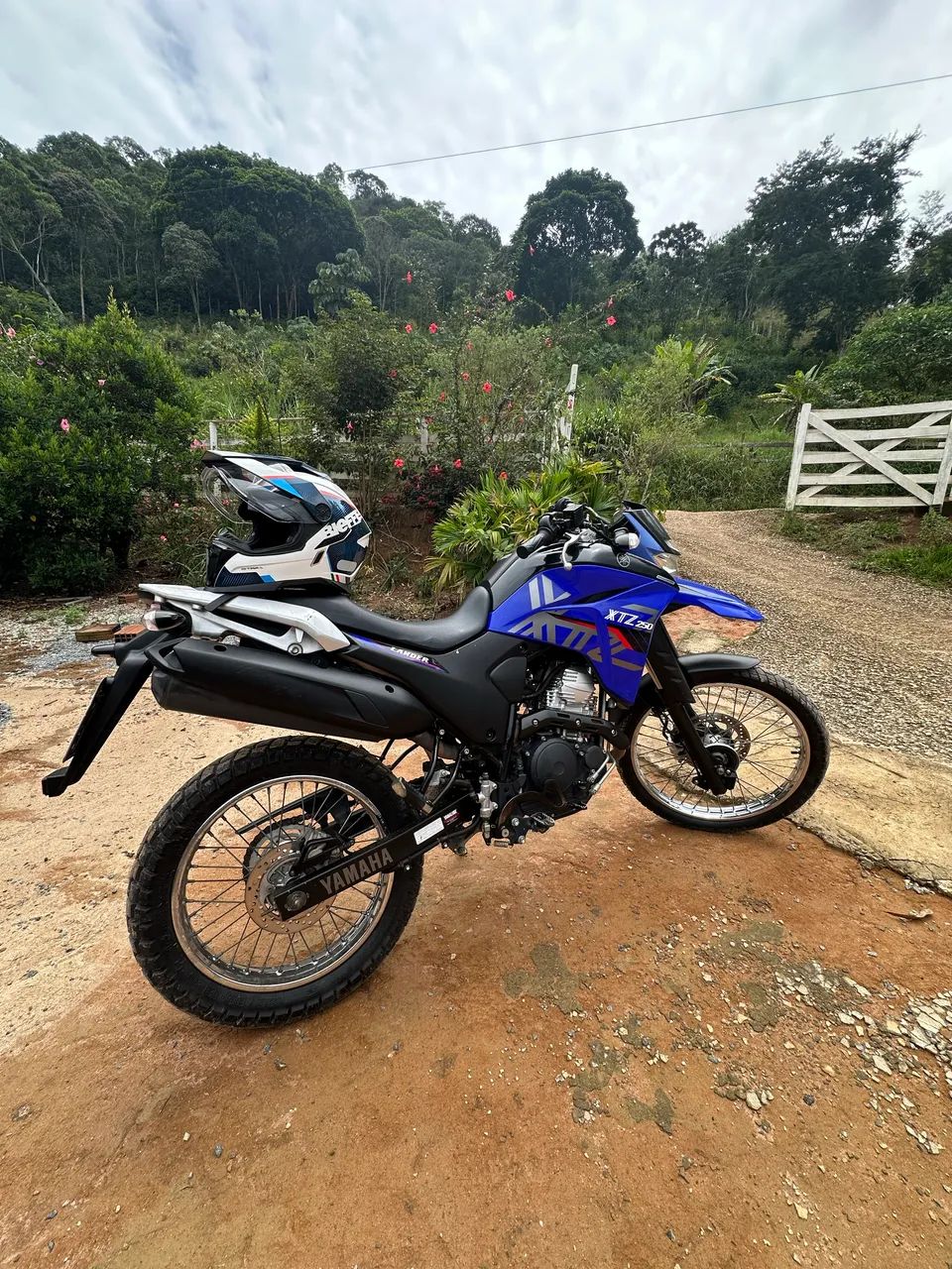  Moto lander impecável 