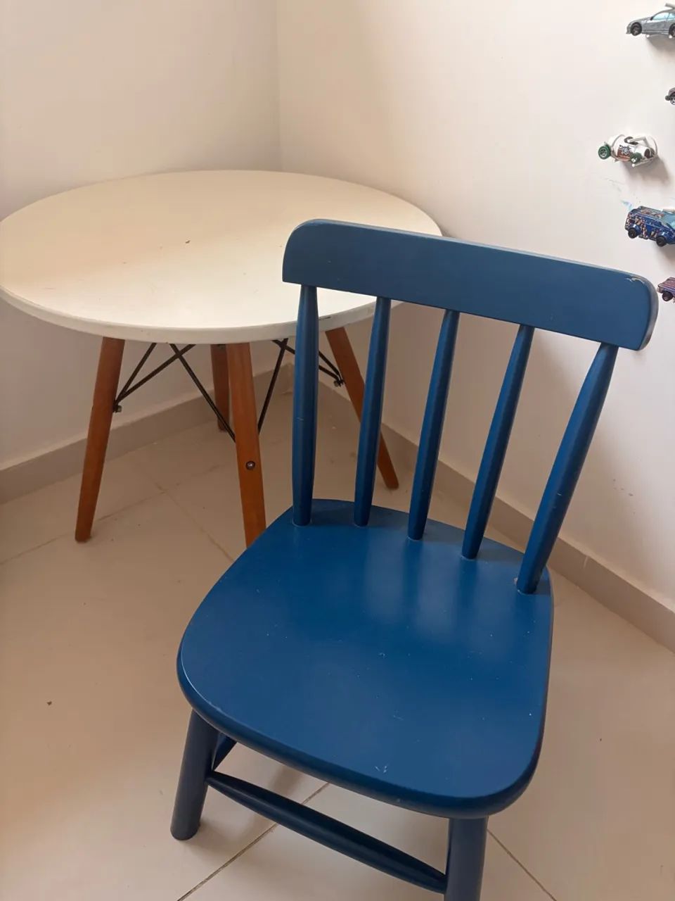Mesa e cadeira infantil de madeira 