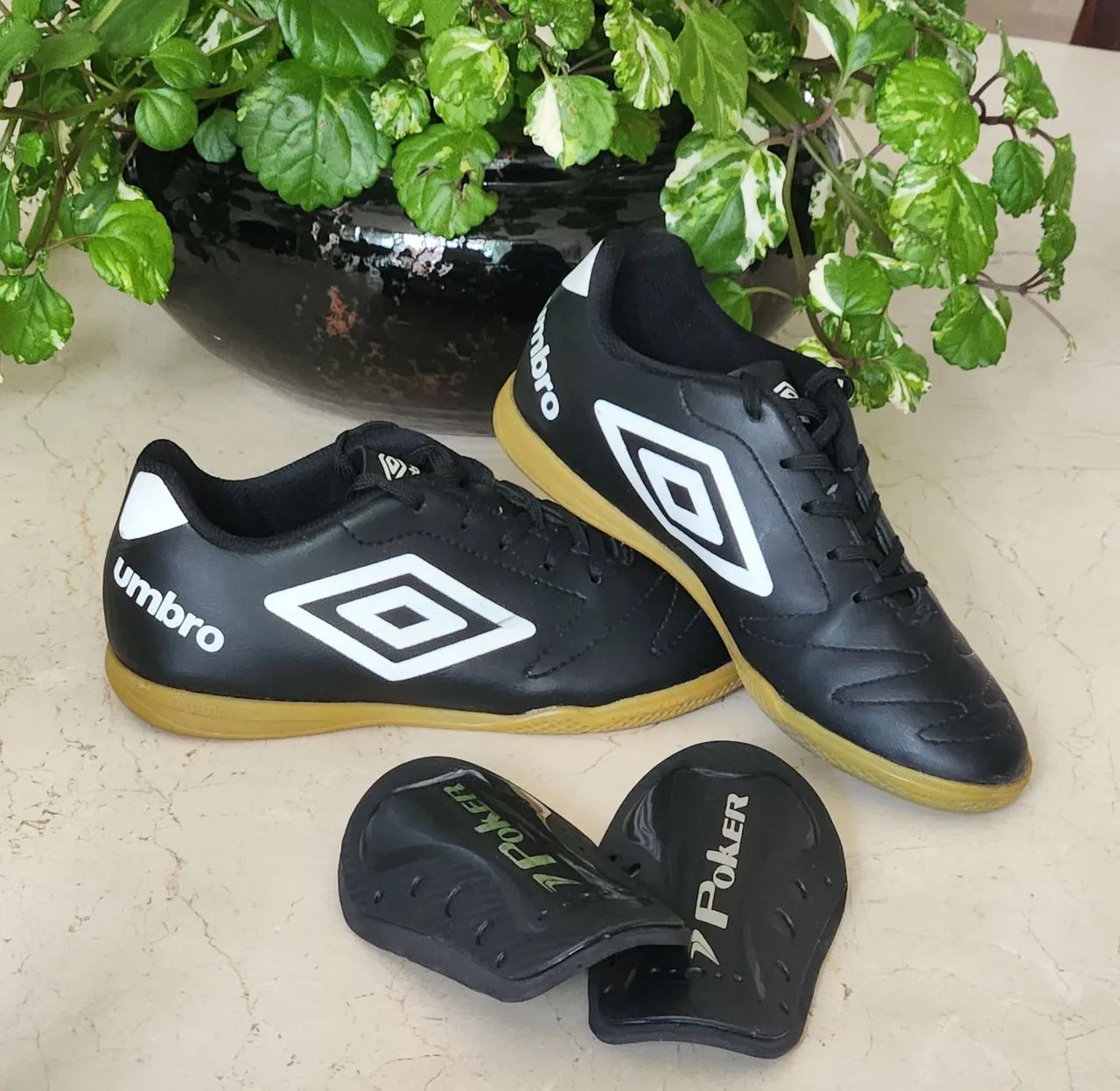 Chuteira Umbro - TAM 34 (caneleira de brinde)