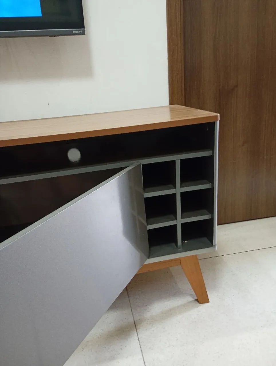 Rack Sala Para Tv Até 60 Polegadas Com Pés Em Madeira Cor Cinza - Foto 3