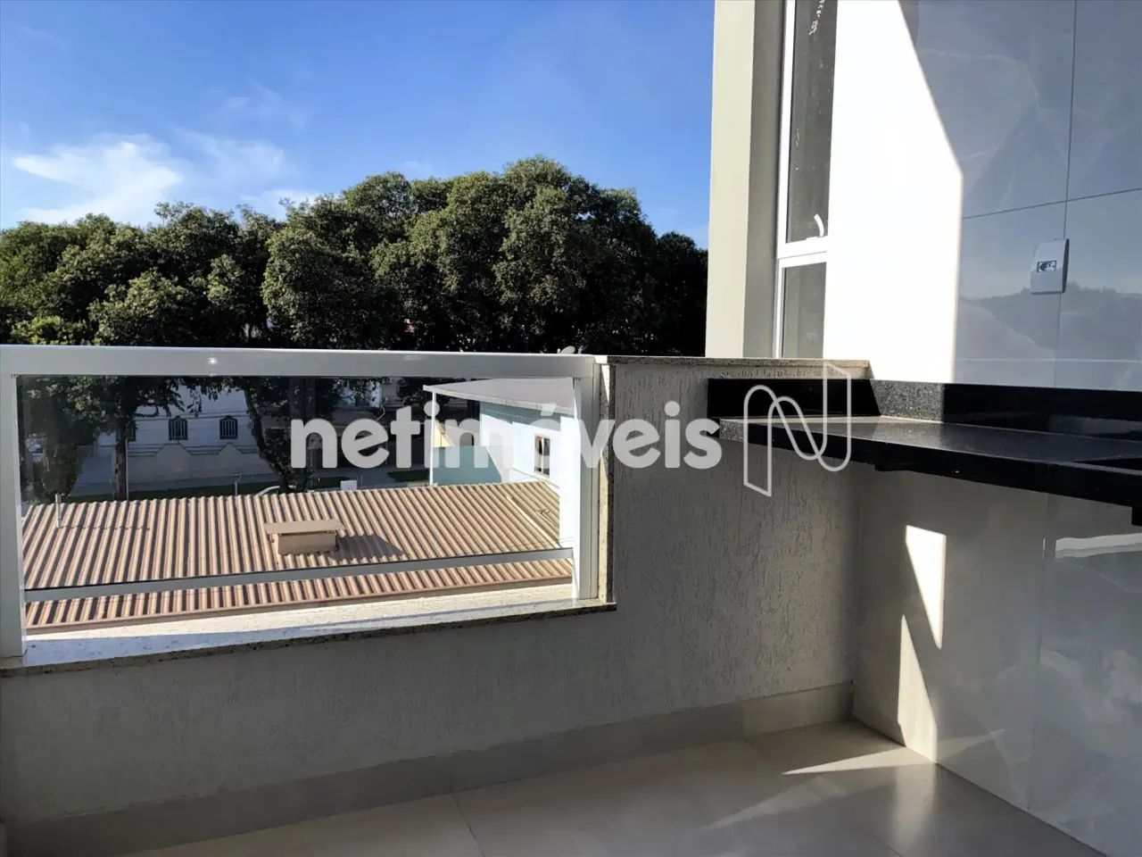 3 quartos prontos para instalação de ar-condicionado com 01 suíte e varanda, 100m²;