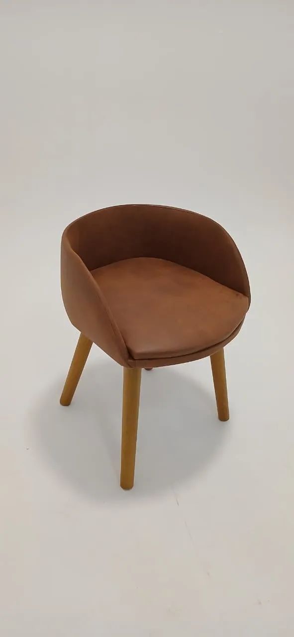Cadeira Estofada Estilo Poltrona em Corino Caramelo