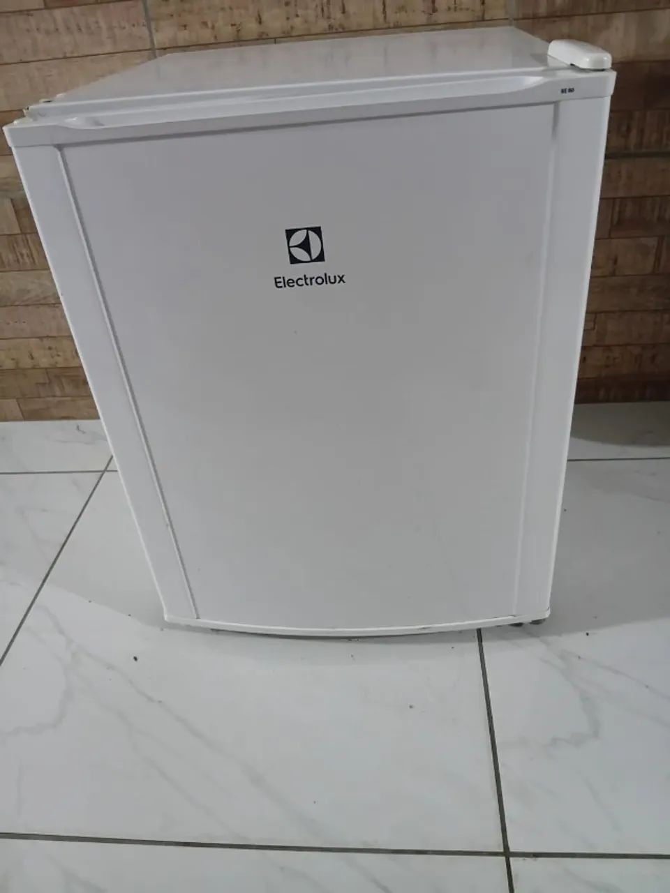 Frigobar Eletrolux 80 litros modelo RE80 
