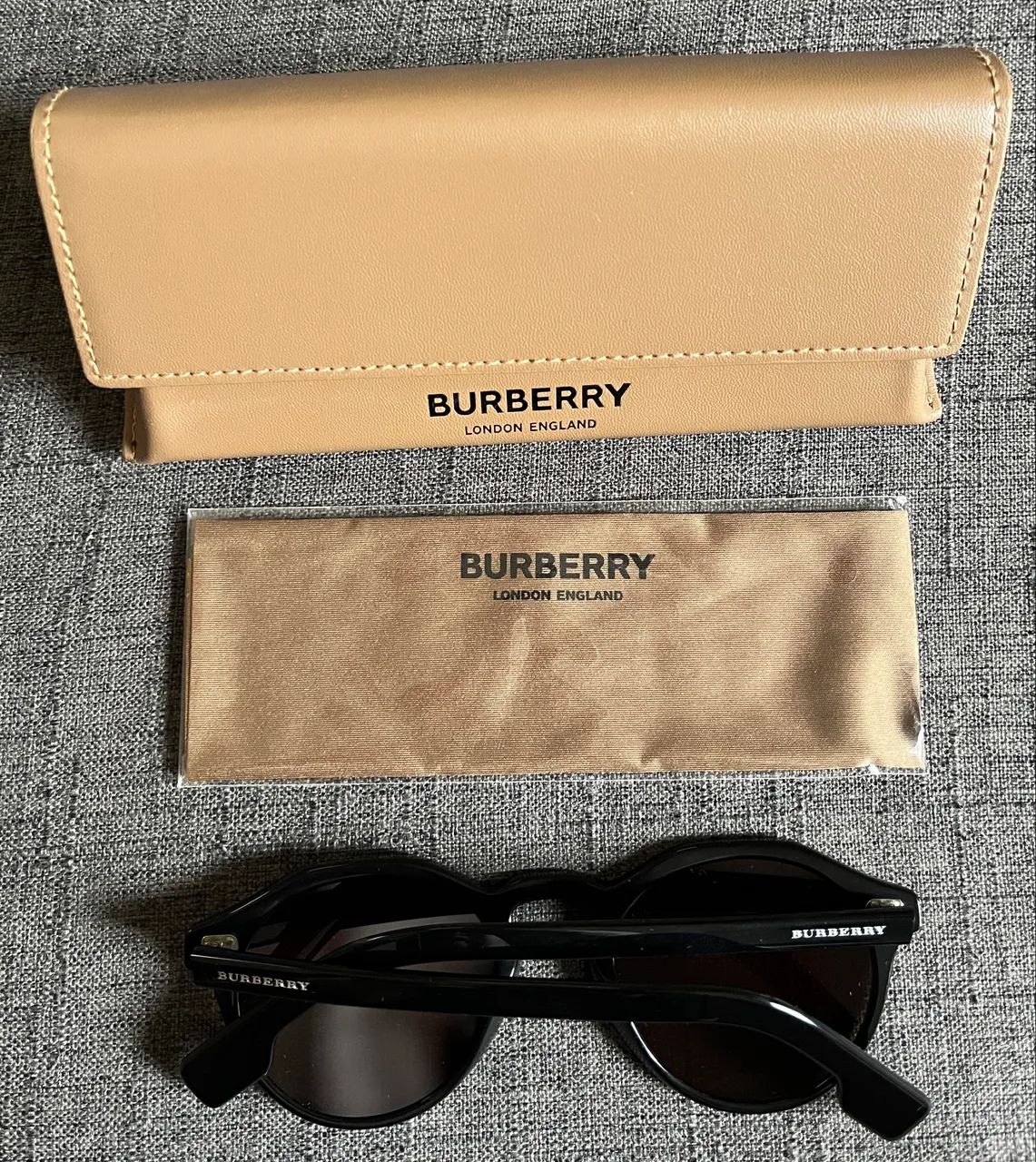 Óculos de Sol Burberry Square Pretos (0BE4280 3001/73-50) - Foto 3