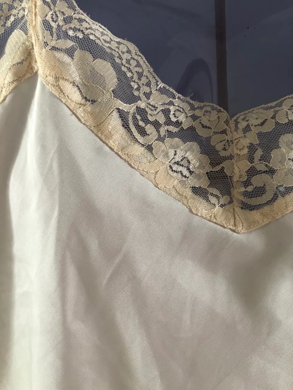 Blusa off em cetim com renda (P) - Foto 2