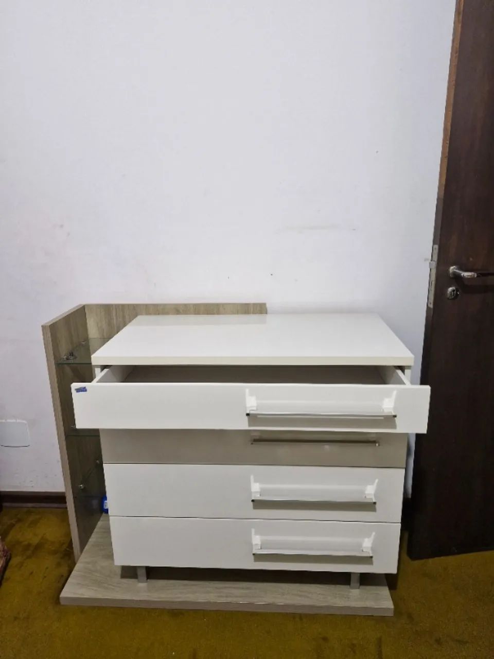 Cômoda 4 gavetas com prateleiras lateral  - Foto 4