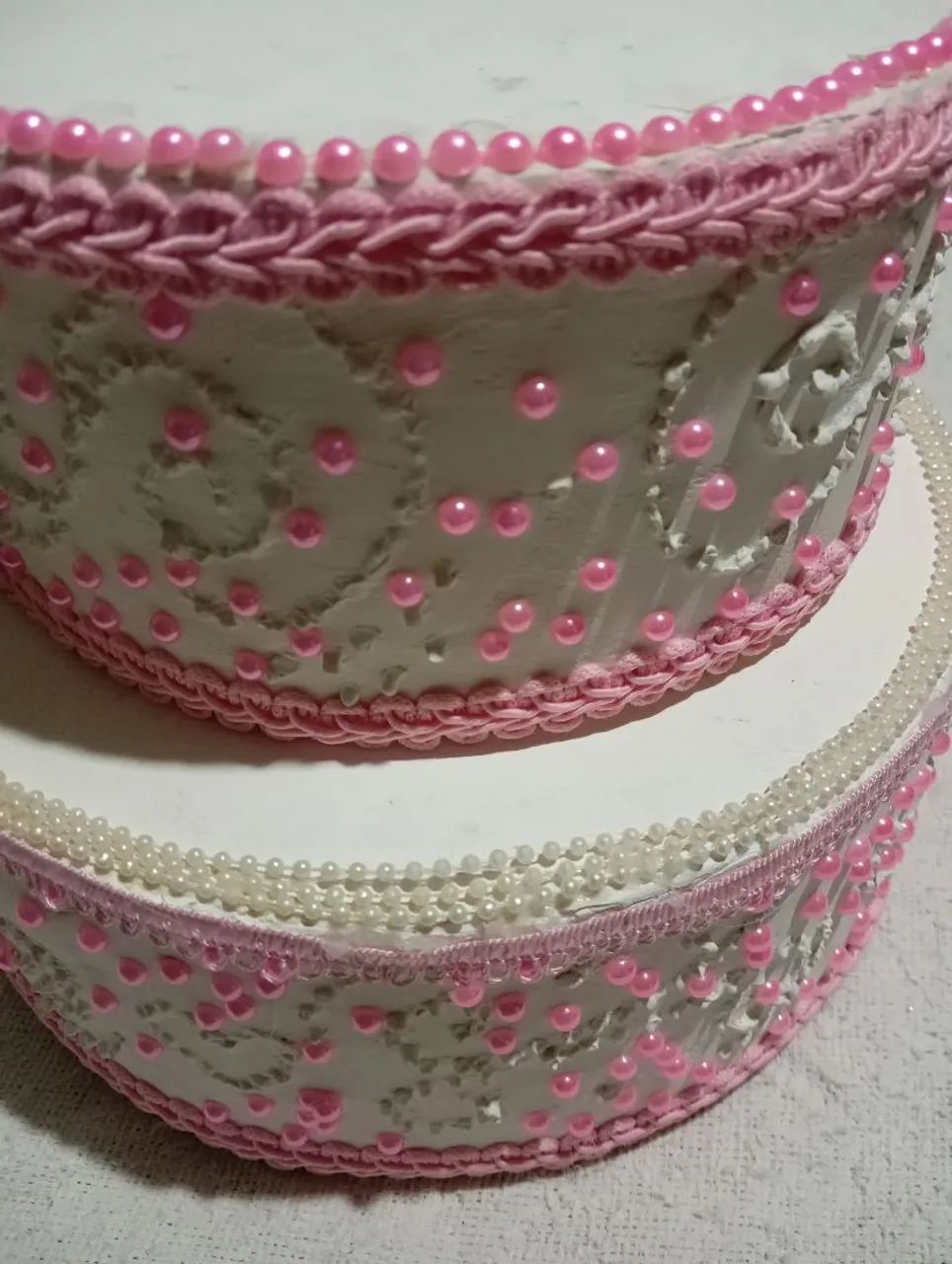 Bolo fake de aniversário com a boneca de biscuit  - Foto 2