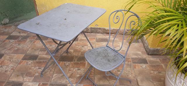 Mesa de ferro em pernas arrematadas em trava com uma cadeira - Foto 3